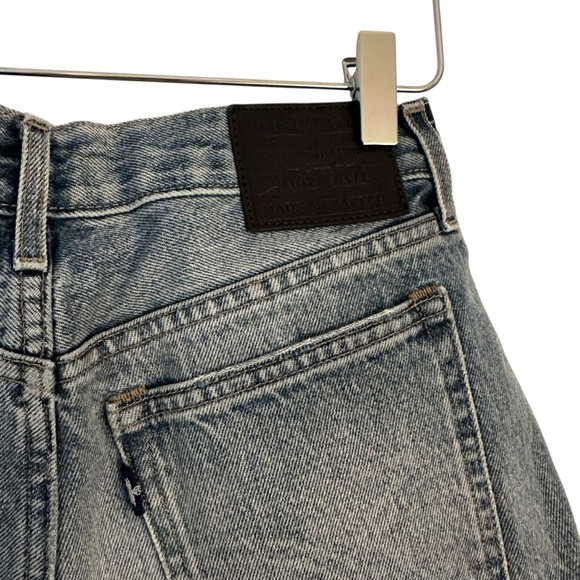 NWT Levi’s | Blue Floral Embroidered High Rise Frayed Hem Denim Shorts Size 30 - Picture 4 of 9